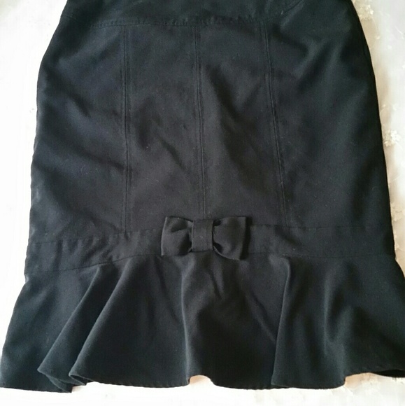 🚫SOLD🚫Black Skirt with Ruffle Trim & Back Bow - Picture 2 of 6